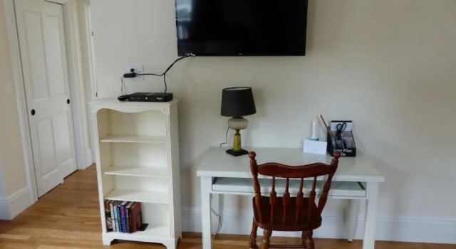 Четырёхместный номер Standard с балконом Davis Square Inn