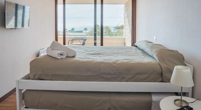 Contemporary apartment w/ a full kitchen, ocean views, & rooftop deck, Rezerwuj Apartament Hotele w Concón z parkingiem, Parking