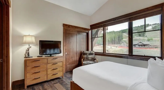 Penthouse 4 Bedroom  At Base Of Peak 8 Condo by RedAwning