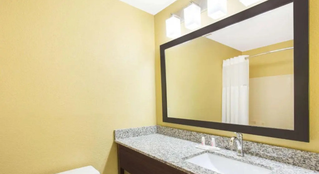 Номер Standard Days Inn & Suites by Wyndham Davenport East