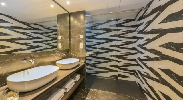 Двухместный полулюкс с видом на бассейн Hilton Nicosia