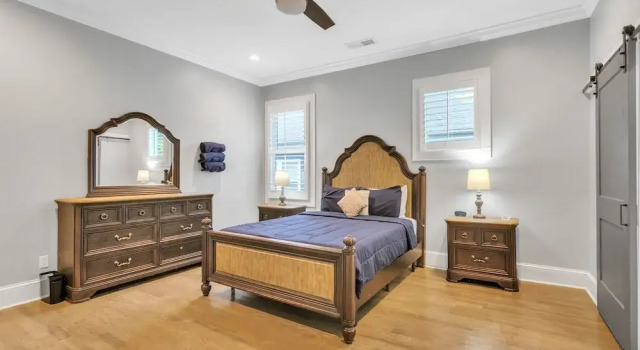 Modern Atlanta Getaway - Close To Downtown! 4 Bedroom Bungalow by Redawning, Boek Hotel Hotels in Georgia met parkeren, Parkeren