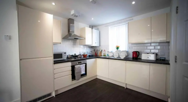 Коттедж A Cosy 3-bed Family House in Liverpool sleeps 6 with parking spaces