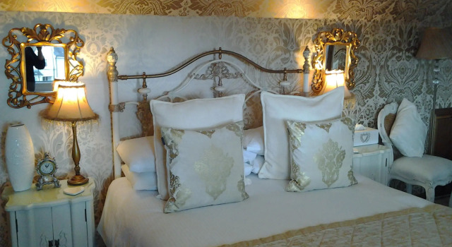 The Old Tramhouse Self Catering Traditional Charming Apartments Located In The Heart Of Historic Stirling For Short-Long Stays In Stirling For Tourism & Events & Contractor Base Stays For Central Belt Area & Open To Book All Year Round, Забронировать Апартаменты/квартира Отели Центральной Шотландии с парковкой, Парковка