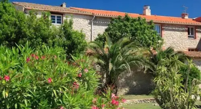 Auberge Du Roua, Book Hostel Hotels in Vermillion Coast with a Pool, Swimming Pool