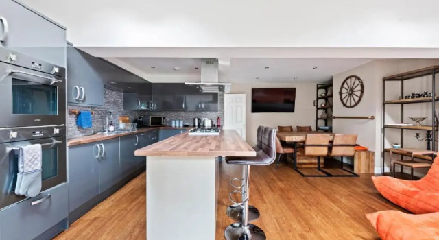 Коттедж NEW Bright & Stylish 4BD Home City Centre of Leeds