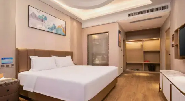 Двухместный люкс с видом на озеро Yiman Hotel (Foshan West Railway Station Shadi Airport)