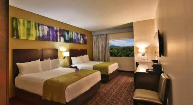 Четырёхместный номер Luxury Harrahs Cherokee Valley River Hotel & Casino - A Caesars Rewards Destination