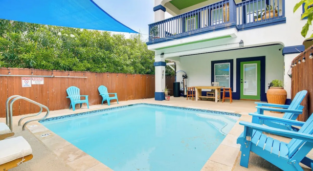 Апартаменты Steps to Beach: Oceanside Townhome w/ Heated Pool