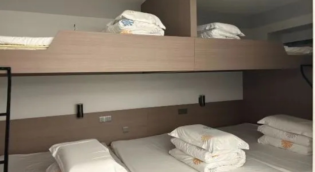 Четырёхместный люкс Xinyang Celebrity Art Hotel