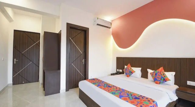 Номер Premium FabHotel Black Pepper- Nr. Batra Heart & Multispecialty Hospital Faridabad