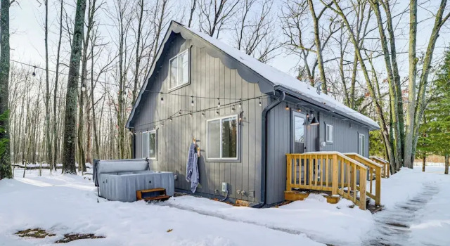 Коттедж Roscommon Chalet w/ Hot Tub Near Higgins Lake!