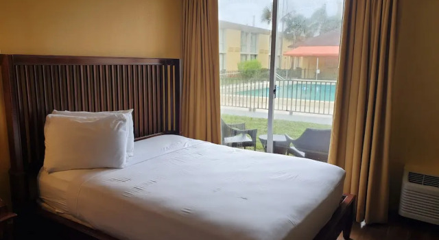 Двухместный номер Standard с видом на бассейн B&B HOTEL Orlando International Drive near Universal - Newly Renovated