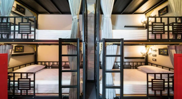 Кровать в общем номере DE Phanakron Boutique Hotel