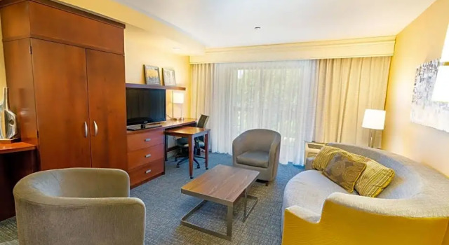 Двухместный люкс Courtyard by Marriott Kingston