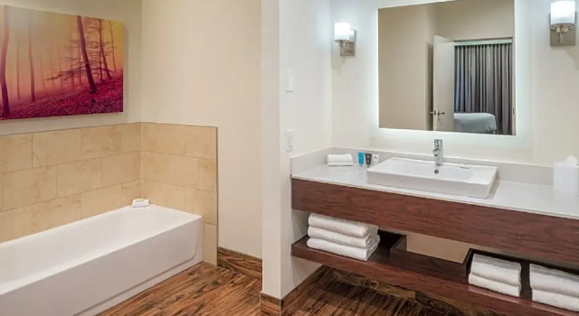 Двухместный полулюкс Crowne Plaza Springfield by IHG