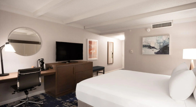Двухместный номер Standard Crowne Plaza Albany - The Desmond Hotel