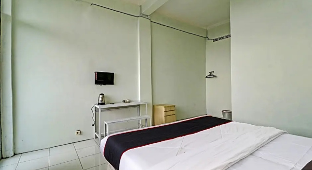 Deluxe Zimmer RedDoorz Syariah at Neu Hostel Cisarua Lembang