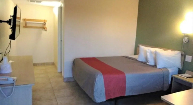 Red Carpet Inn Jeffersonville, Prenota Locanda Hotel a Indiana con piscina, Piscina