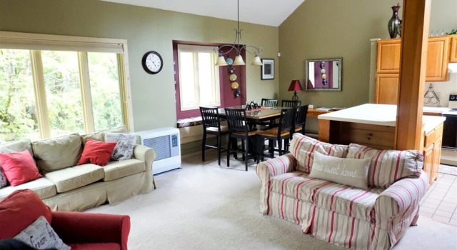 Pet Friendly Ski Vacation Condo in Waterville Valley Resort - Fri1v, Varaa Lomakeskus Hotellit New England uima-altaalla, Uima-allas