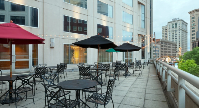 Кровать в общем номере Crowne Plaza Cleveland at Playhouse Square by IHG