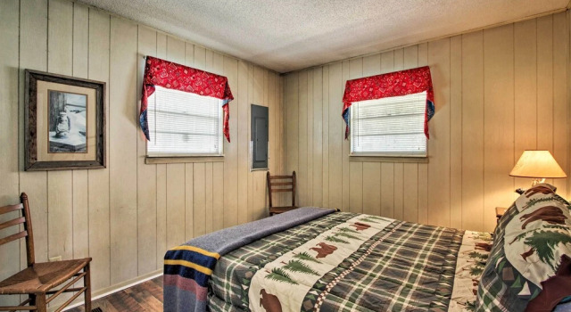 Коттедж с 3 комнатами Quiet Cabin w/ Mountain Views ~ 3 Mi to Gatlinburg
