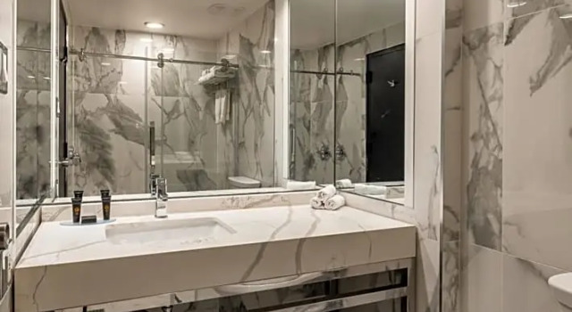 Dvoulůžkový s manželskou postelí Apartmá Empire Suites
