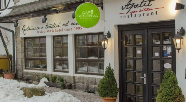 Lomnice Hotel & Restaurant, Забронировать Отель Отели Шпиндлерув-Млин с парковкой, рядом с Горнолыжный курорт Шпиндлерув-Млин, Парковка
