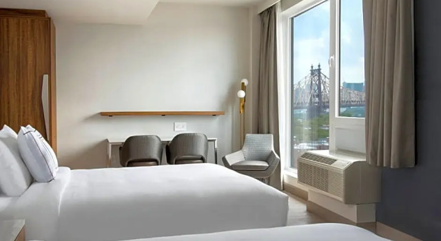 Четырёхместный люкс Executive с балконом TownePlace Suites by Marriott New York Long Island City