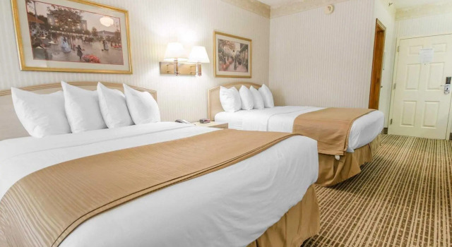 Четырёхместный номер Standard Clarion Pointe Louisville East