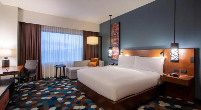 Двухместный люкс с 2 комнатами Doubletree By Hilton Celaya