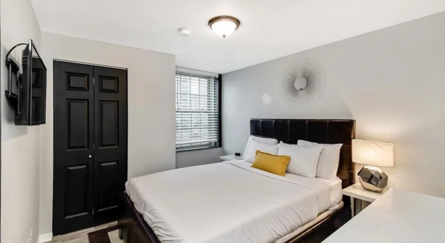 2135 Walnut Street Enjoy Sunsets at 1BR Home at Rittenhouse Square, Забронировать Отель Филадельфия Philadelphia Metropolitan Area, рядом с Риттенхаус-Роу