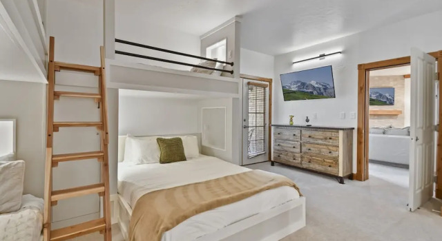 Family Getaway~pool, Tubing, Skiing, & Ice Castles Villa 1002 1 Bedroom Villa by RedAwning
