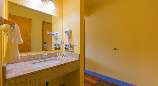 Четырёхместный номер Standard Coastal Inn by OYO Lincoln City - Oregon Coast Hwy