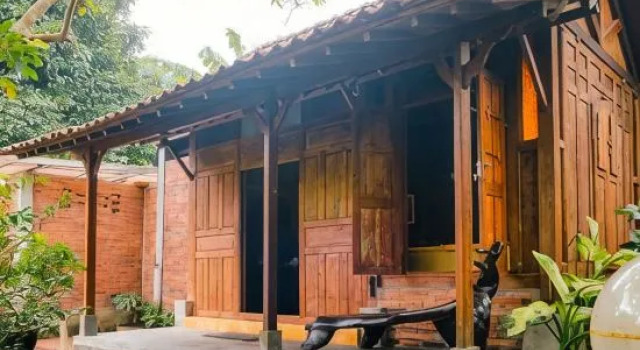 Ethnic Room at Omah Limasan by Omah Bungah