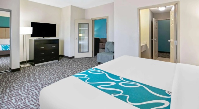 Двухместный люкс с 2 комнатами La Quinta Inn and Suites by Wyndham Paris