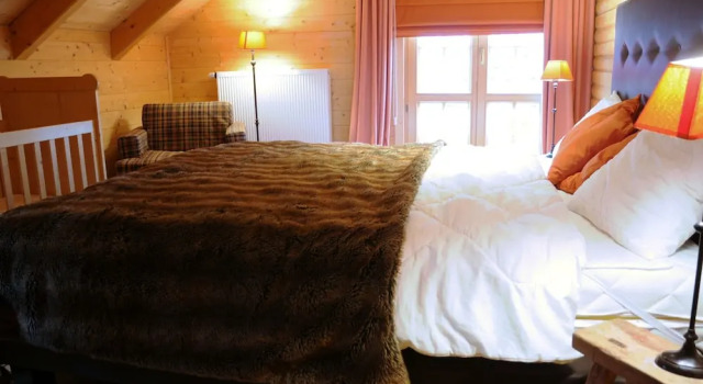 Spacious Chalet Located at Bomal with Hot Tub & Garden Parlour
