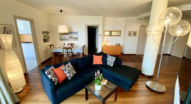 Emma Apartment With Terrace Lake View in Verbania, Забронировать Апартаменты/квартира Отели Вербания с парковкой, рядом с Ботанические сады Виллы Таранто, Парковка