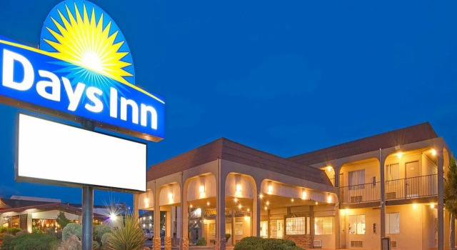 Tree Inn & Suites Albuquerque.