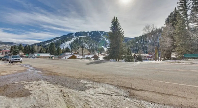 Апартаменты Main Street Red River Condo w/ Fireplace & Views!