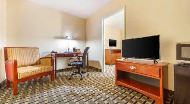 Четырёхместный номер Standard с балконом Econo Lodge Inn & Suites Brookings
