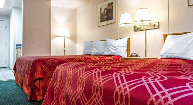 Четырёхместный люкс Rodeway Inn & Suites Brunswick near Hwy 1