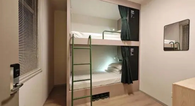 Кровать в общем номере (мужской номер) Travel of Swan Youth House