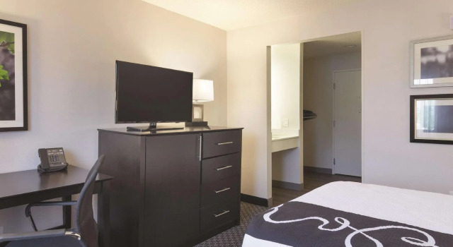 Двухместный номер Standard La Quinta Inn & Suites by Wyndham Cleveland - Airport North