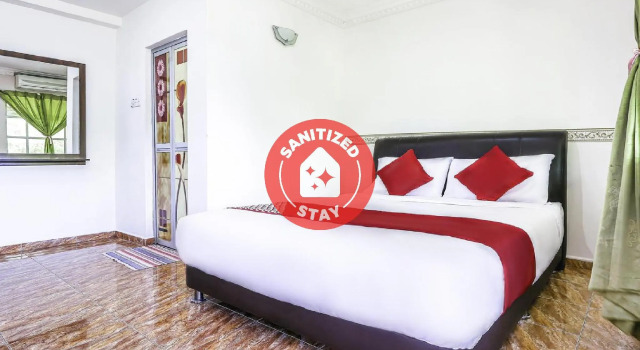 Кровать в общем номере D Anjung Inn