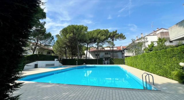 Апартаменты Comfort Getaway Apartment With Pool