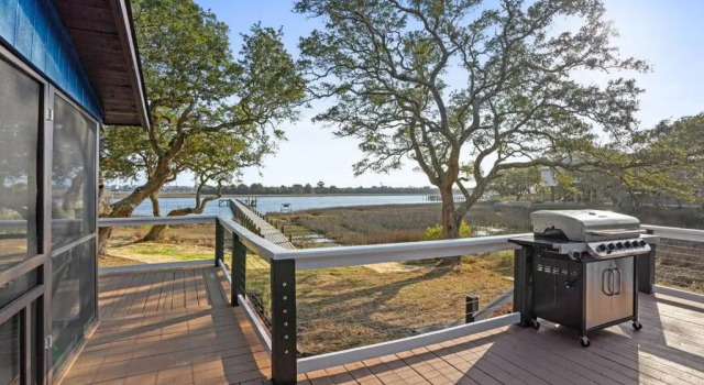 Dolphin Cove - Whole WATERFRONT House with Pier, Забронировать Отель Ошен-Айл-Бич Северная Каролина, рядом с Музей побережья Каролины