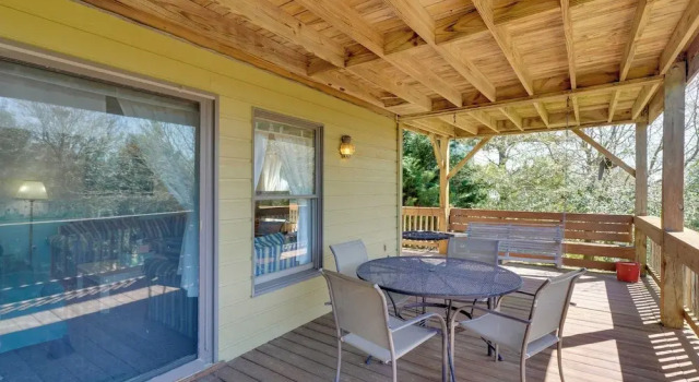 Spacious Kill Devil Hills Getaway w/ 3 Decks!, Забронировать Дом для отпуска Коттеджи Outer Banks, Коттедж