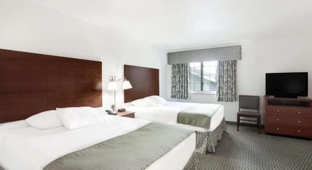 Четырёхместный люкс Deluxe Days Inn by Wyndham Carroll