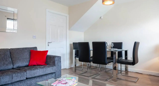 4 bed home, driveway parking ideally located in Latchford, Warrington - Executive St Marys House, Забронировать Отель Уоррингтон Чешир, рядом с Warrington Library